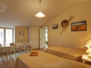 Maisons de vacances Gite renove avec terrasse, parking et randonnees proches – calme assure - FR-1-496-201 : photos des chambres