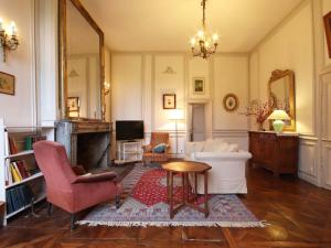 Maisons de vacances Charmante Maison dans Aile de Chateau du 18eme avec Jardin et Proximite Etangs, Foret, Loisirs - FR-1-497-13 : photos des chambres