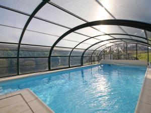 Maison Spacieuse avec Piscine Couverte et Wifi à Laleu - FR-1-497-46