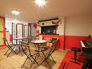 Appartements Appartement cosy au-dessus d'un cafe litteraire avec jardin et location de velos, proche de Conde-en-Normandie - FR-1-497-93 : photos des chambres