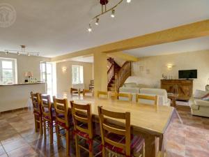 Maison spacieuse avec piscine chauffée, 4 chambres à Chalain-le-Comtal - FR-1-496-48