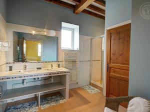 Maison spacieuse avec piscine chauffée, 4 chambres à Chalain-le-Comtal - FR-1-496-48
