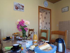 Maisons de vacances Charmant gite a la ferme avec terrasse, proche Loire, Allier, Puy de Dome, animaux bienvenus - FR-1-496-235 : photos des chambres