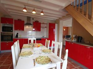 Maisons de vacances Maison familiale avec jardin clos, jeux exterieurs, wifi et tout confort au coeur du Parc du Perche - FR-1-497-10 : photos des chambres
