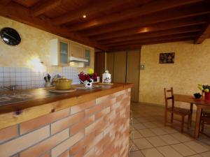 Maisons de vacances Gite rural 2 chambres avec jardin, terrasse, wifi, animaux acceptes - FR-1-496-130 : photos des chambres