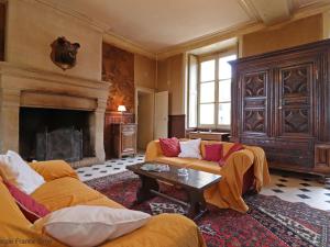 Maisons de vacances Chateau elegant avec grand parc, animaux, cheminee, jeux, et tout confort dans le Perche - FR-1-497-102 : photos des chambres