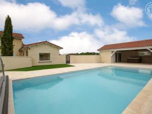 Charmante Maison de Campagne avec Piscine Commune et Terrasse Privative à Chalain-le-Comtal - FR-1-496-236