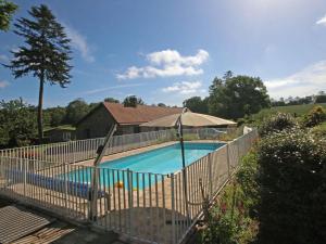 Longère avec Piscine Chauffée, Jardin et Vélos à Dispo - FR-1-497-4