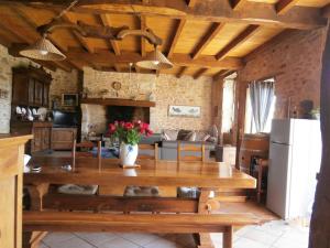 Maisons de vacances Gite charmant avec jardin et cheminee a 2 km de Cherveix-Cubas, proche sites prehistoriques et nautiques - FR-1-616-158 : photos des chambres