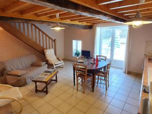 Maisons de vacances Gite paisible avec jardin privatif, proche Loire et balades, pour 11 personnes, animaux acceptes - FR-1-496-86 : photos des chambres