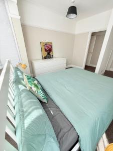 Large 5 bedroom House close to station