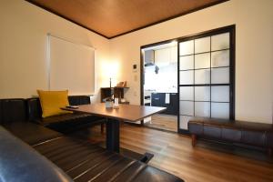 Long-term stays welcome! Entirely private rental townhouse for up to 4 people, 17 minutes walk from station, 45 minutes direct to Tokyo