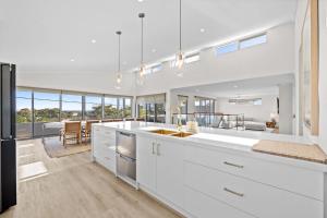 Silver Sands Sanctuary - 6BR Beachside Luxury