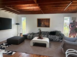 Spacious Resort Getaway @ Echo Park Ranch - Luxury indoor outdoor home steps from Sunset Blvd, Echo Park Lake, Dodgers Stadium