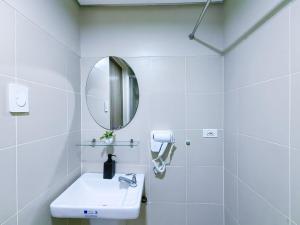 1BR Condotel w Balcony at FAME Residences #FM08-1