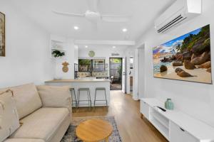 Belle Escapes Palm Rose