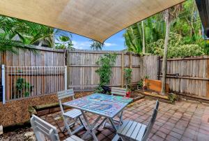 Belle Escapes Palm Rose