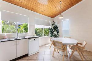 Driftwood Loft - Tropical Gateway to Bayfront & CBD