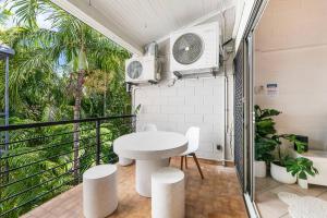 Driftwood Loft - Tropical Gateway to Bayfront & CBD