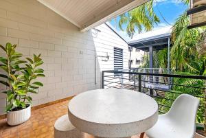 Driftwood Loft - Tropical Gateway to Bayfront & CBD