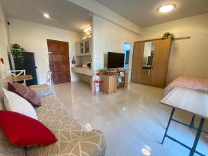 Patunam Building , Shopping , Airport Rail link