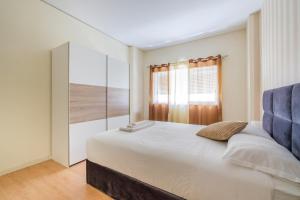 Spacious 3 BRs Apartment, steps to Joaos station