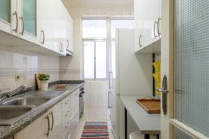 Spacious 3 BRs Apartment, steps to Joaos station