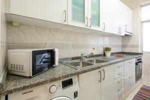 Spacious 3 BRs Apartment, steps to Joaos station