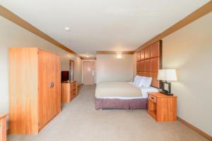 King Room - Non-Smoking room in SureStay Plus Hotel by Best Western Beeville