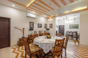 Abhimanyu Mansion Emerald 1-Room Retreat With Common Outdoor Dining Area & Garden