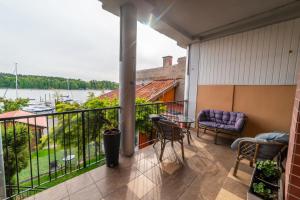 Pokój z tarasem na jezioro, Mikołajki