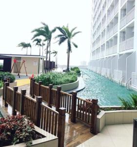 Condo Near MOA, NAIA, PICC, & CCP that is comfy with a view!