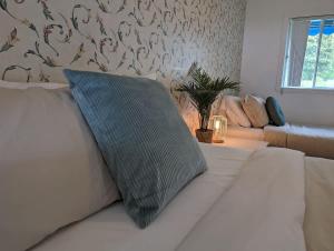 Chalet Studio #5 Waterfront with Spa, Fireplace & Wifi