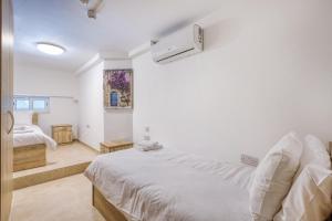 New! Spacious 4-Bedroom Duplex apartment by SF Homes