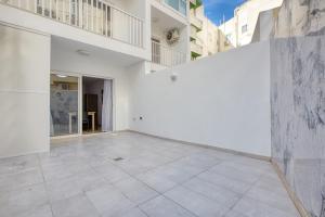 New! Spacious 4-Bedroom Duplex apartment by SF Homes