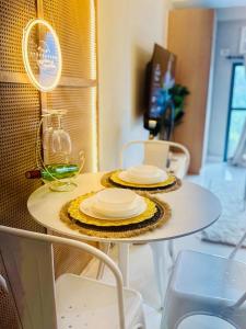 Netflix and WiFi Staycation Viceroy Walk to Venice Grand Canal