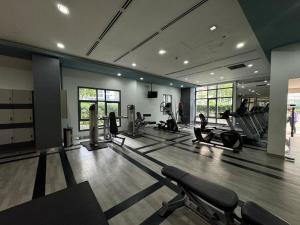 Netflix and WiFi Staycation Viceroy Walk to Venice Grand Canal