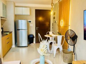 Netflix and WiFi Staycation Viceroy Walk to Venice Grand Canal