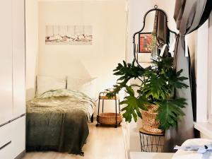 Nice bedroom with little balcony, 5 minutes from Metro and 10 minutes from Ahoy