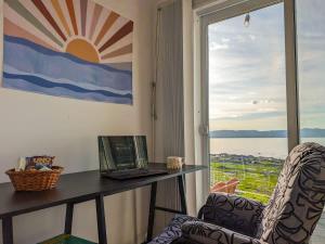 Chalet #8 Waterfront with Spa, Fireplace, Wifi and AC