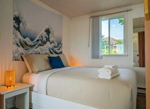 Chalet #8 Waterfront with Spa, Fireplace, Wifi and AC