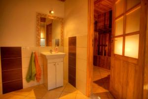 Dom z Bali Paweł nad jeziorem Tajty