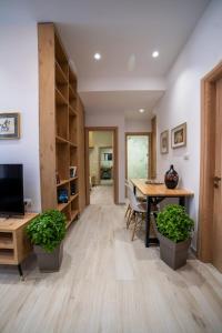 A rustic private cottage with 1 bedroom in center