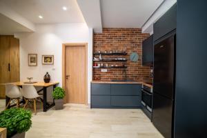 A rustic private cottage with 1 bedroom in center