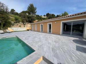 Villa with pool in Provence