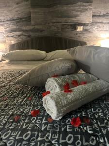 Habitación con cama extragrande y bañera de hidromasaje