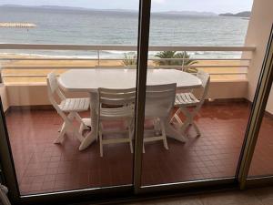 Appartements Appartement 2 Pieces avec Terrasse et Vue Mer au Lavandou - FR-1-308-57 : Appartement