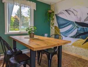 Chalet #9 Waterfront with Spa, Fireplace Wifi & AC