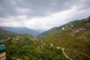 Alaya Stays Cliff Vallis 3-BHK Hill View Apartment with Balcony & Common Play Zone