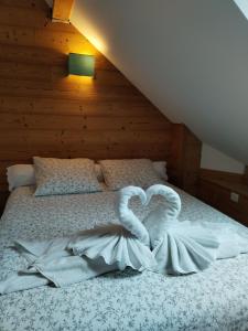 Appartements Superbe Duplex les pieds dans l'eau Vue Lac et Chateau avec Plage et parking Prives : photos des chambres